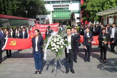 重慶市百年水電開發有限公司舉行清明祭掃烈士陵園活動